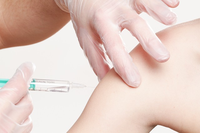 La battaglia dei vaccini che sta dividendo giudici e pediatri