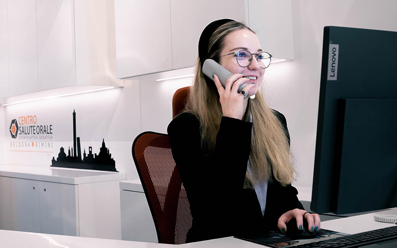 Ragazza al telefono