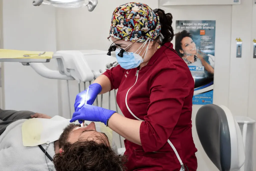Terapia parodontale professionale per eliminare la causa dell'alitosi