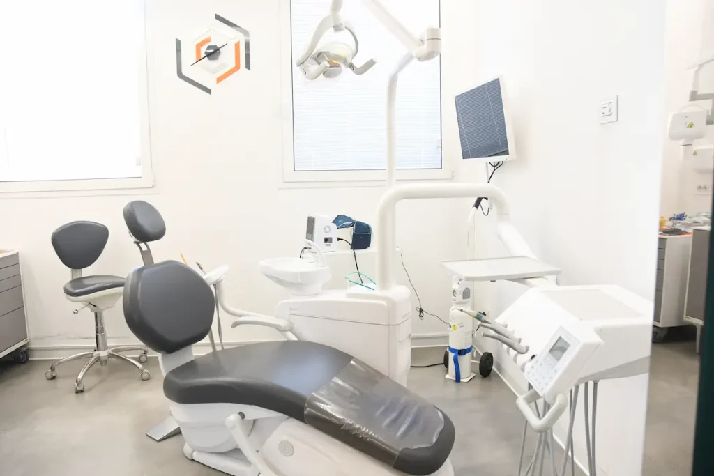 Studio dentistico di Centro Salute Orale a Bologna: poltrona odontoiatrica, lampada e postazione di lavoro in un ambiente luminoso